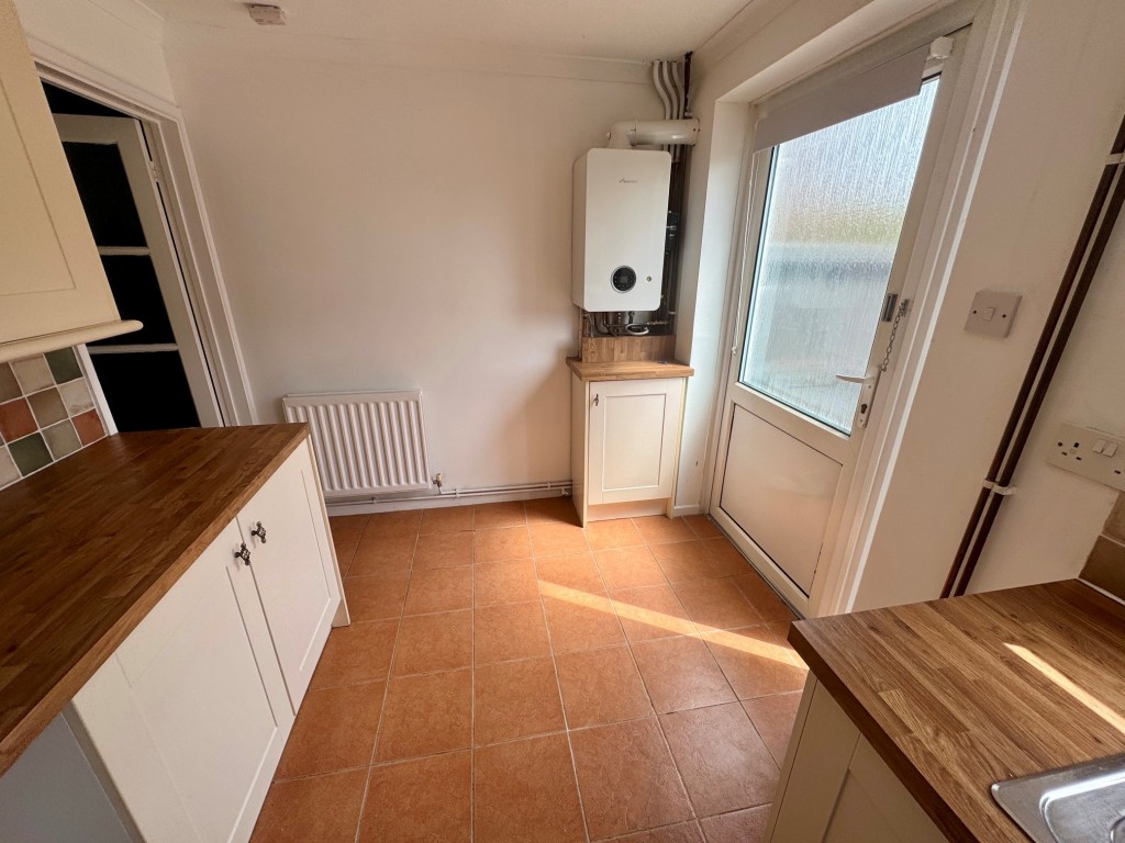 Lot: 124 - TWO-BEDROOM TERRACE HOUSE IN POPULAR LOCATION - Kitchen alternative view